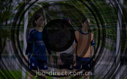 阳光洒在书架间 指尖划过书脊